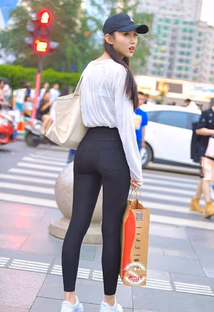 小姐姐高高瘦瘦，搭包臀裙，時尚靚麗的造型讓人眼前一亮！