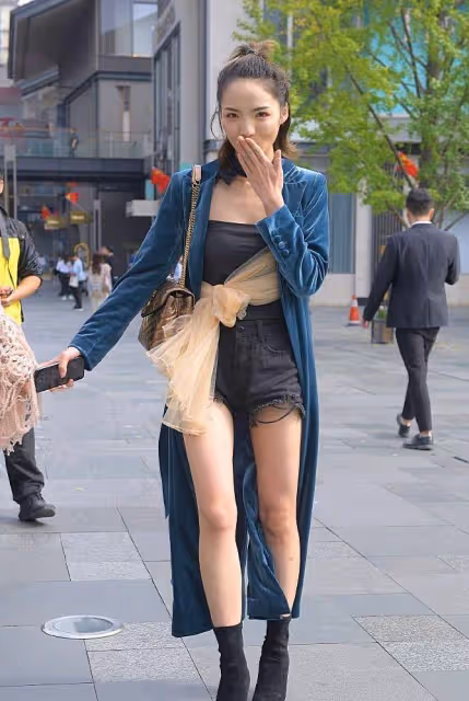 小姐姐高高瘦瘦，搭包臀裙，時尚靚麗的造型讓人眼前一亮！