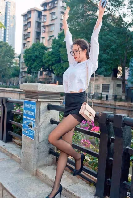 街拍：美女黑色的職業包臀裙搭配半透的絲襪，顯得更加的精緻