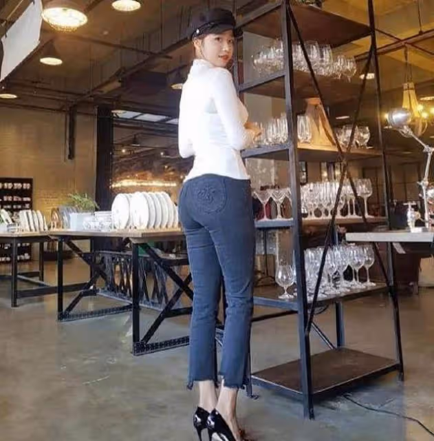 街拍：美女黑色的職業包臀裙搭配半透的絲襪，顯得更加的精緻