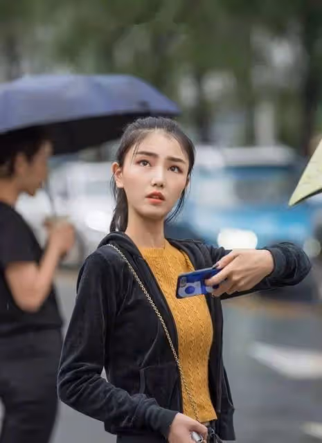 街拍：美女黑色的職業包臀裙搭配半透的絲襪，顯得更加的精緻