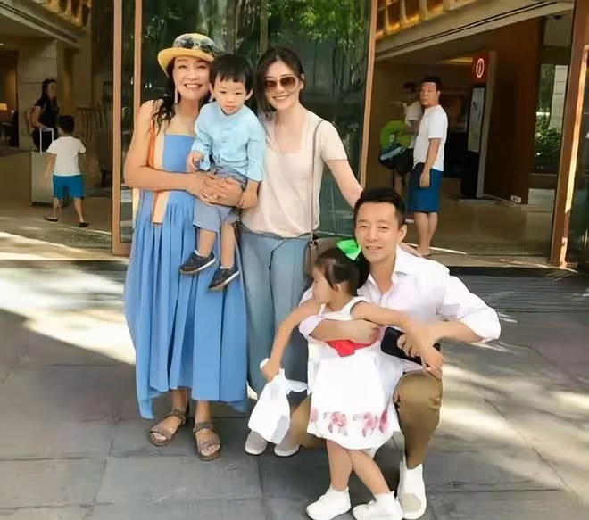 張蘭曬與小玥兒合影傳遞思念，穿比基尼風韻猶存，祖孫三年未相見