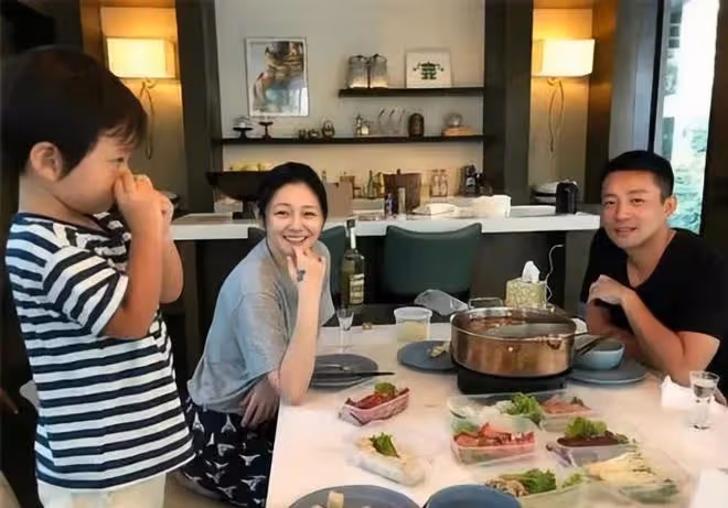 張蘭曬與小玥兒合影傳遞思念，穿比基尼風韻猶存，祖孫三年未相見