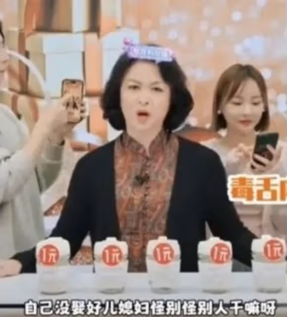 張蘭曬與小玥兒合影傳遞思念，穿比基尼風韻猶存，祖孫三年未相見