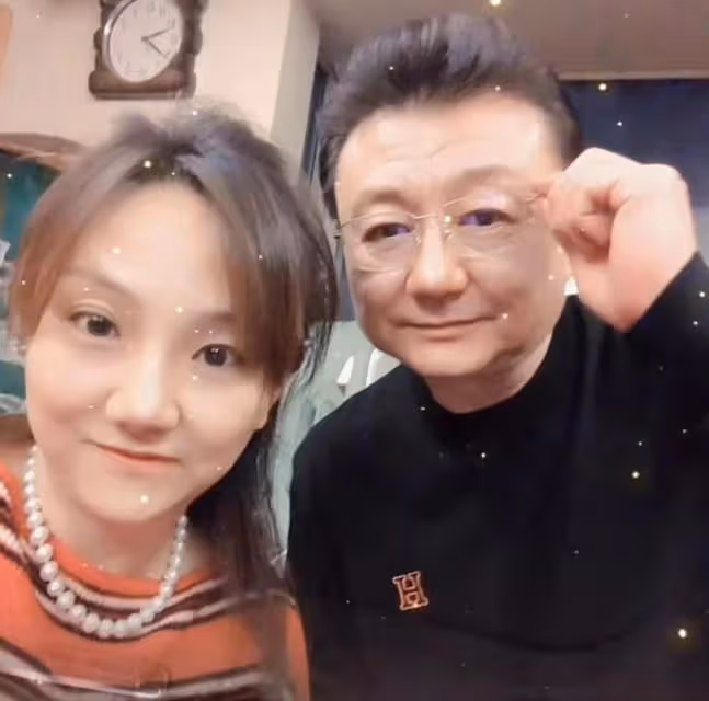 央視主播王寧攜高顏值妹妹罕露面!兄妹長相如複製,被誤會是父女