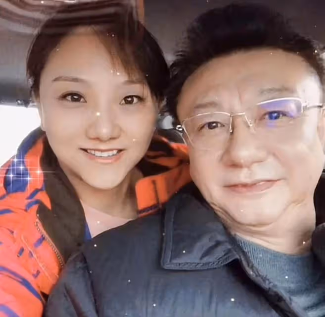 央視主播王寧攜高顏值妹妹罕露面!兄妹長相如複製,被誤會是父女