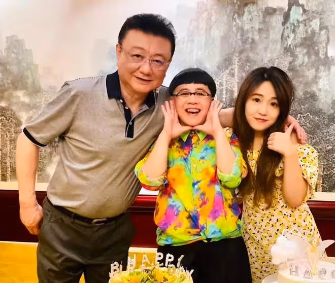 央視主播王寧攜高顏值妹妹罕露面!兄妹長相如複製,被誤會是父女