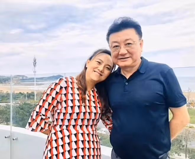 央視主播王寧攜高顏值妹妹罕露面!兄妹長相如複製,被誤會是父女