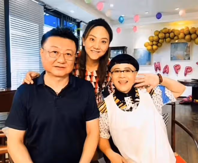央視主播王寧攜高顏值妹妹罕露面!兄妹長相如複製,被誤會是父女