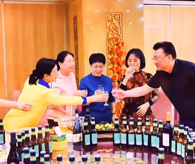 央視主播王寧攜高顏值妹妹罕露面!兄妹長相如複製,被誤會是父女