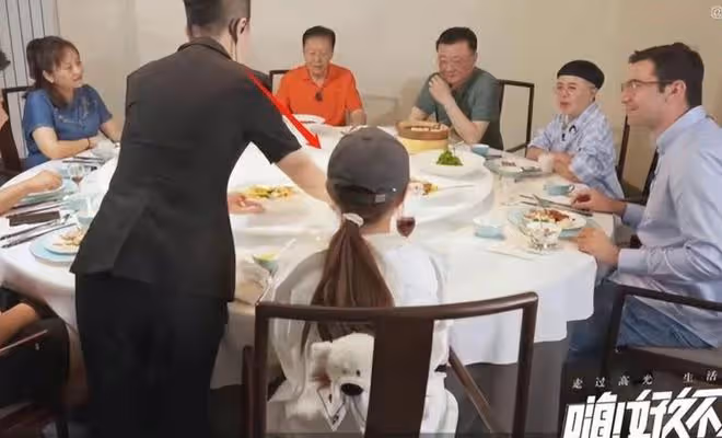 央視主播王寧攜高顏值妹妹罕露面!兄妹長相如複製,被誤會是父女