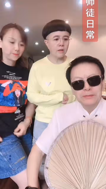 央視主播王寧攜高顏值妹妹罕露面!兄妹長相如複製,被誤會是父女
