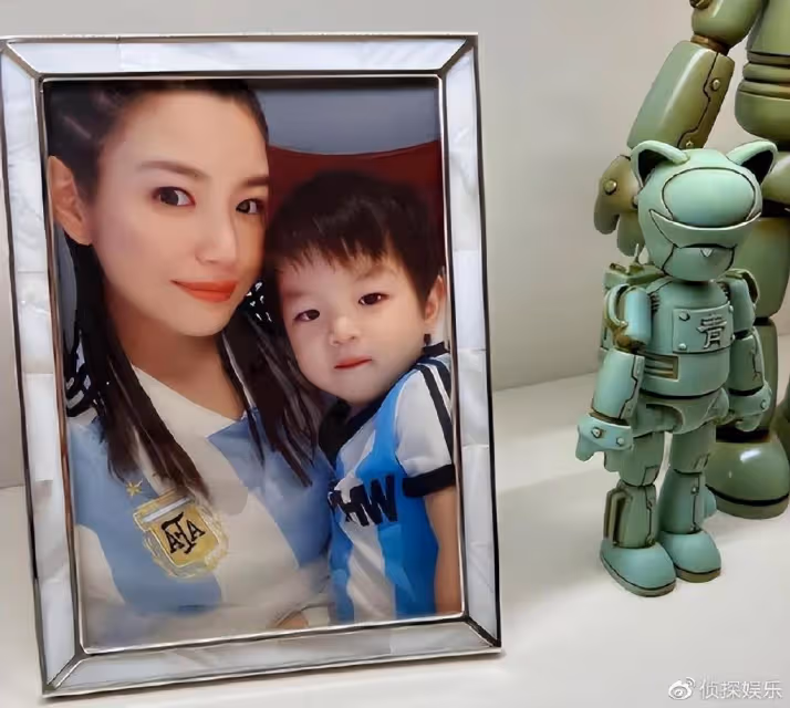 陳妍希曬兒子近照力挺陳曉新劇，小星星穿球衣賣萌，側顏超好看