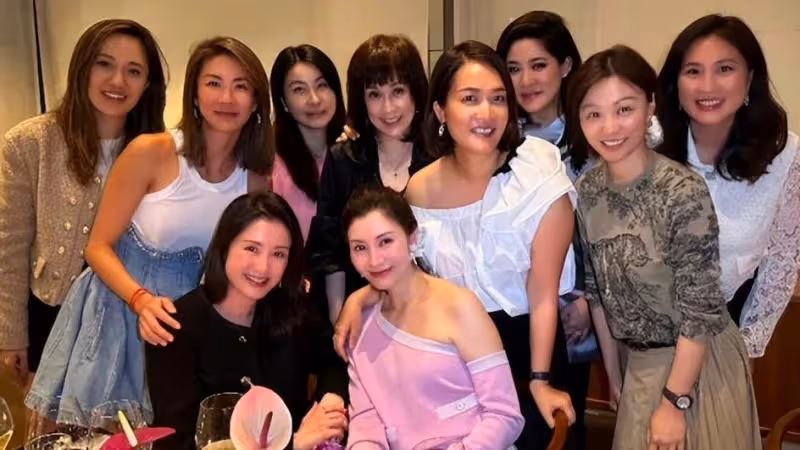 李嘉欣好手段，參加周大福千金聚會喧賓奪主，一旁郭晶晶被擠角落