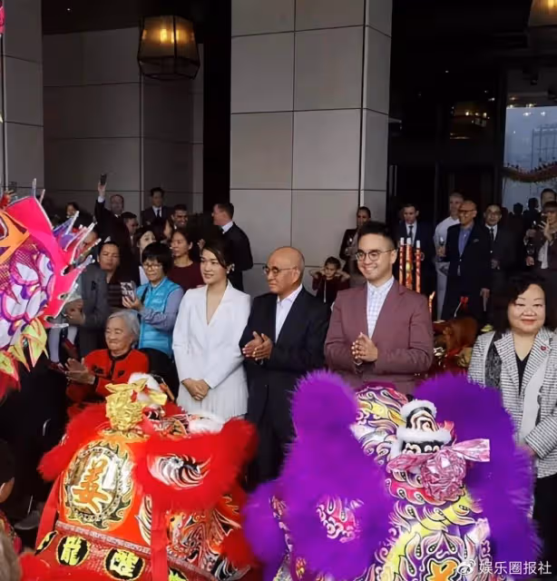 李嘉欣好手段,參加周大福千金聚會喧賓奪主,一旁郭晶晶被擠角落