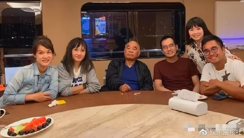 李嘉欣好手段,參加周大福千金聚會喧賓奪主,一旁郭晶晶被擠角落