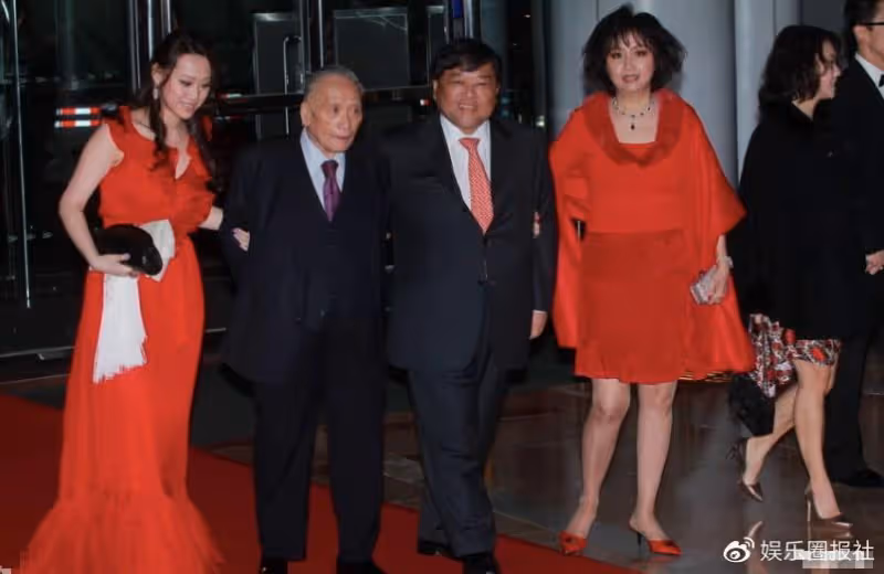李嘉欣好手段,參加周大福千金聚會喧賓奪主,一旁郭晶晶被擠角落