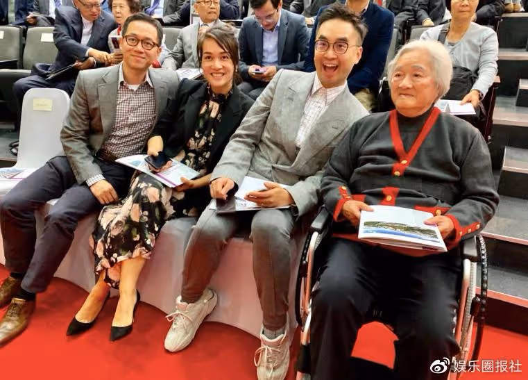 李嘉欣好手段,參加周大福千金聚會喧賓奪主,一旁郭晶晶被擠角落