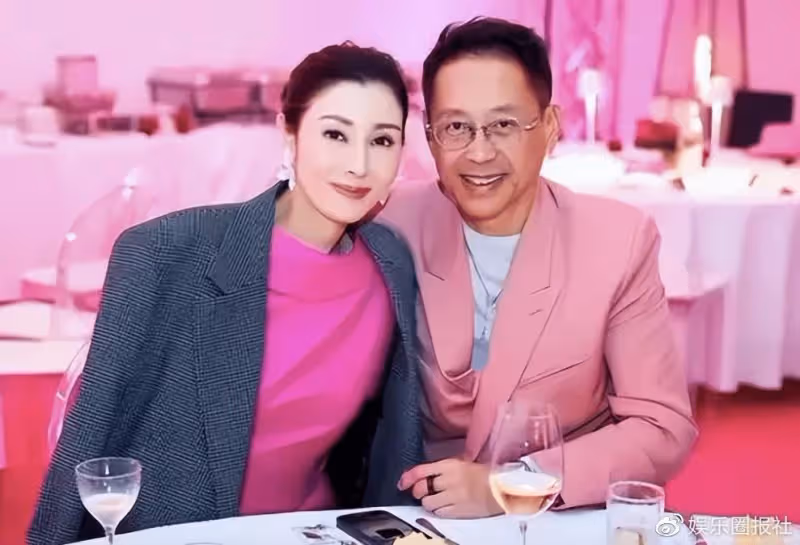 李嘉欣好手段,參加周大福千金聚會喧賓奪主,一旁郭晶晶被擠角落