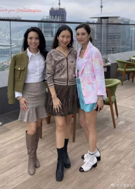 李嘉欣好手段,參加周大福千金聚會喧賓奪主,一旁郭晶晶被擠角落