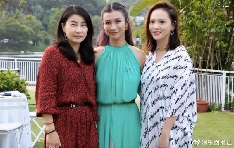 李嘉欣好手段,參加周大福千金聚會喧賓奪主,一旁郭晶晶被擠角落