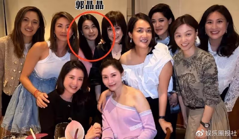 李嘉欣好手段,參加周大福千金聚會喧賓奪主,一旁郭晶晶被擠角落