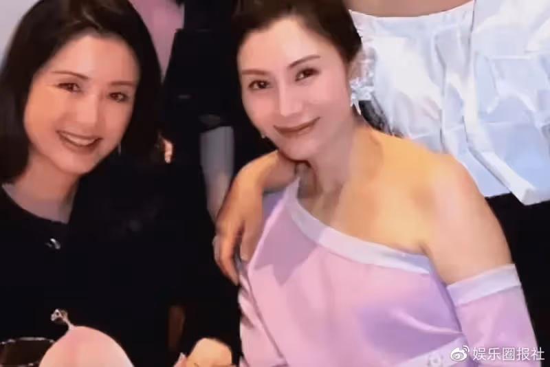 李嘉欣好手段,參加周大福千金聚會喧賓奪主,一旁郭晶晶被擠角落