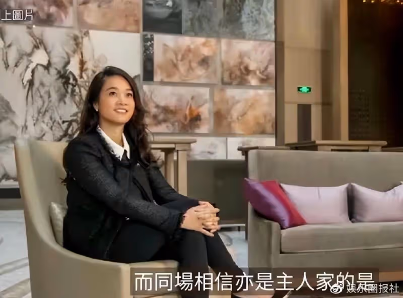 李嘉欣好手段,參加周大福千金聚會喧賓奪主,一旁郭晶晶被擠角落