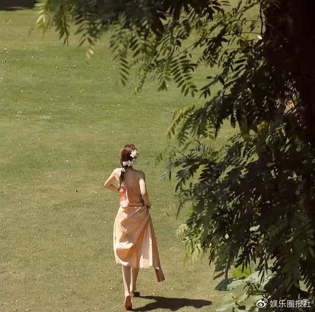背上120套衣服去春遊,00後女生53個景點打卡照火了!
