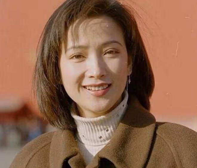 59歲何晴與傅藝偉喝酒聚會!滿面通紅精神足,因患腦瘤淡出娛樂圈