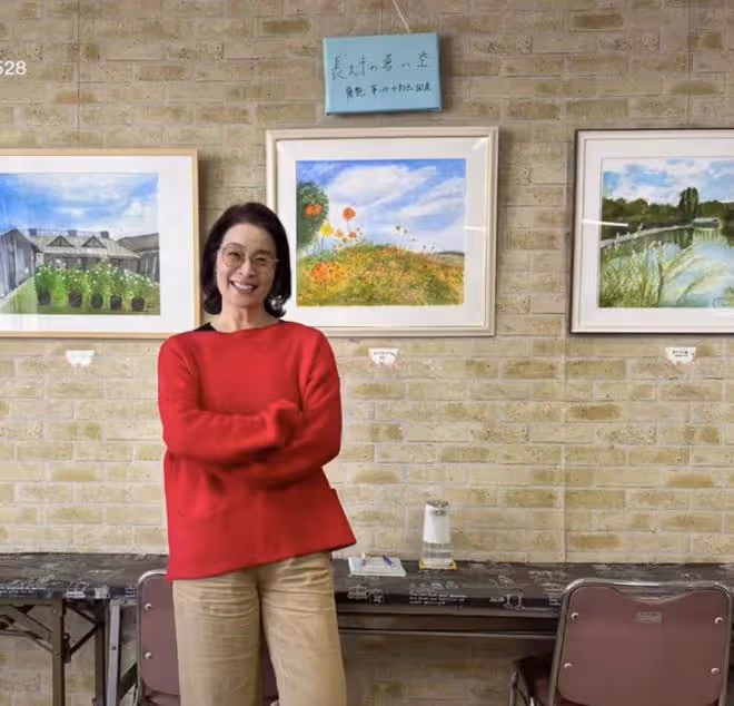 老戲骨顧艷定居日本開畫展!紅光滿面受熱捧,嫁外籍丈夫生活滋潤
