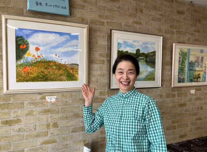 老戲骨顧艷定居日本開畫展!紅光滿面受熱捧,嫁外籍丈夫生活滋潤