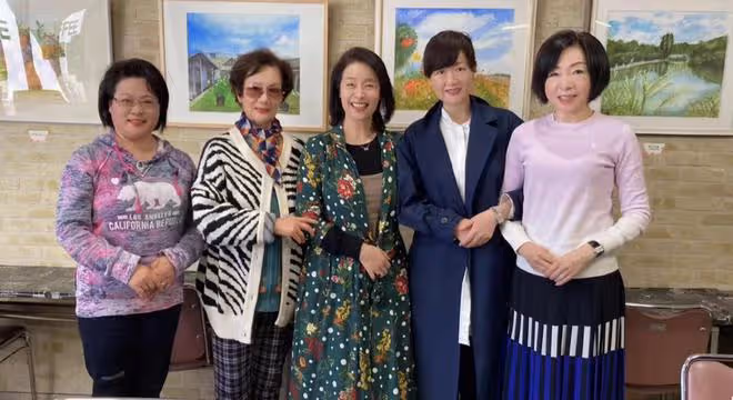 老戲骨顧艷定居日本開畫展!紅光滿面受熱捧,嫁外籍丈夫生活滋潤