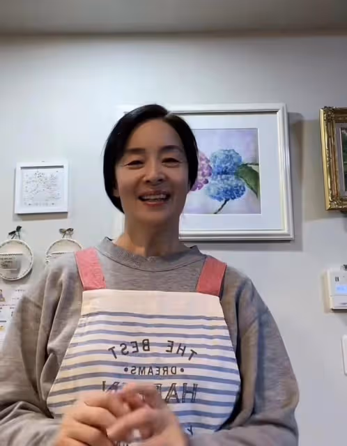 老戲骨顧艷定居日本開畫展！紅光滿面受熱捧，嫁外籍丈夫生活滋潤