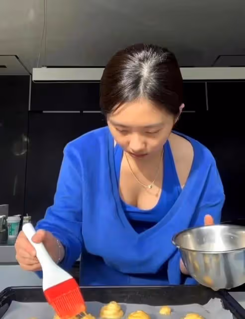 黃磊:全家去香港散心,消費奢侈吃高檔日料,被網友求合影很驚訝