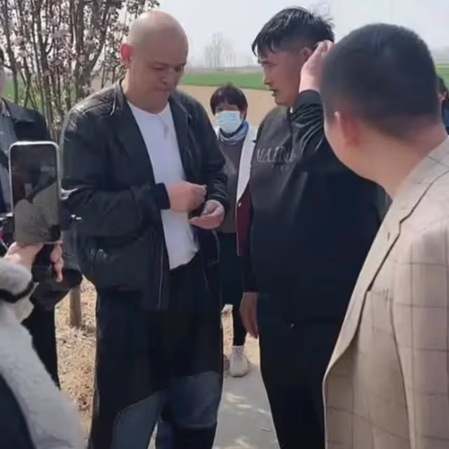 大衣哥說：最近演出都是義務的，自己根本沒提錢，夠吃夠喝就行了