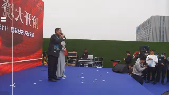 大衣哥說：最近演出都是義務的，自己根本沒提錢，夠吃夠喝就行了