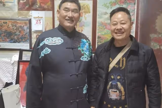 大衣哥說：最近演出都是義務的，自己根本沒提錢，夠吃夠喝就行了
