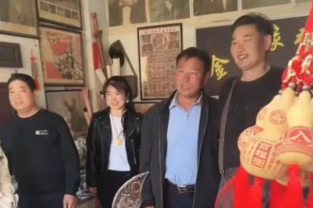 大衣哥說：最近演出都是義務的，自己根本沒提錢，夠吃夠喝就行了