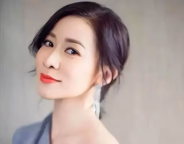 TVB視後回巢拍新劇氣場強大，主動教小花演戲，展現一姐地位