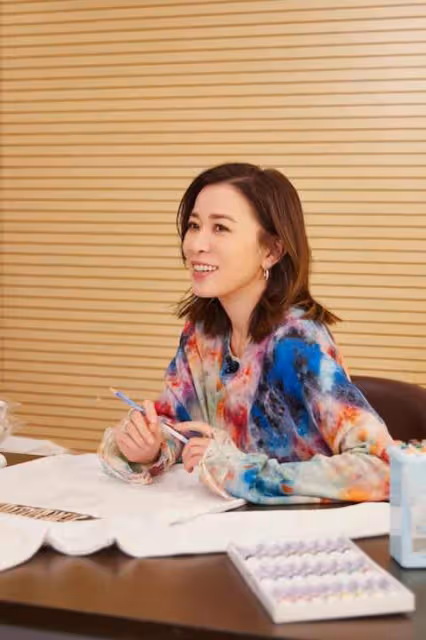 TVB視後回巢拍新劇氣場強大，主動教小花演戲，展現一姐地位