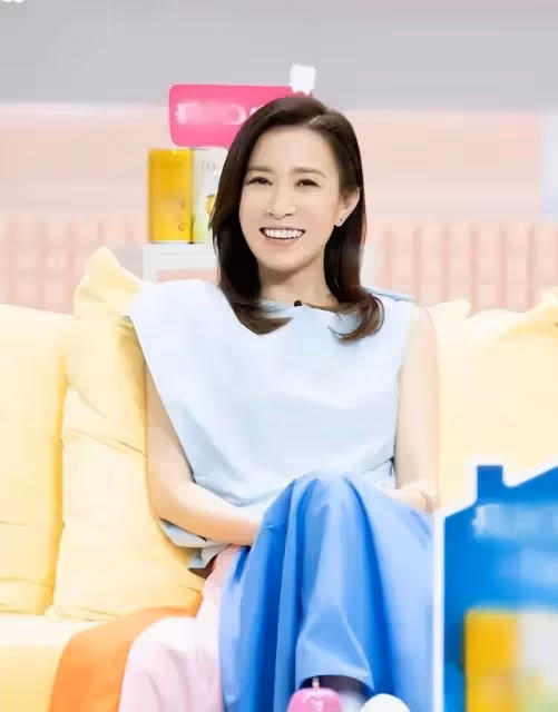 TVB視後回巢拍新劇氣場強大，主動教小花演戲，展現一姐地位
