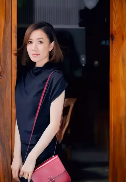 TVB視後回巢拍新劇氣場強大，主動教小花演戲，展現一姐地位