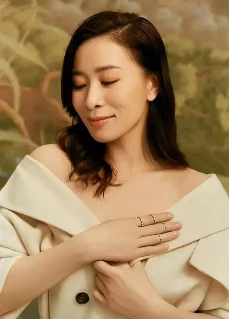 TVB視後回巢拍新劇氣場強大，主動教小花演戲，展現一姐地位