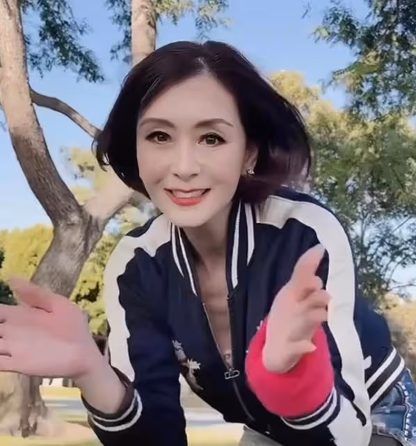 香港知名女星突然宣布復出，將回國撈金，多次被曝與小鮮肉搞曖昧