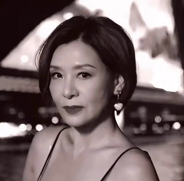 香港知名女星突然宣布復出，將回國撈金，多次被曝與小鮮肉搞曖昧