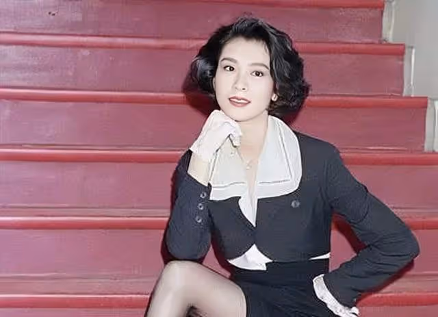 香港知名女星突然宣布復出，將回國撈金，多次被曝與小鮮肉搞曖昧