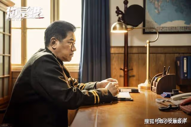 《他是誰》兩個細節曝光真正割喉惡魔，難怪衛國平抓10年都沒抓到，竟然是他
