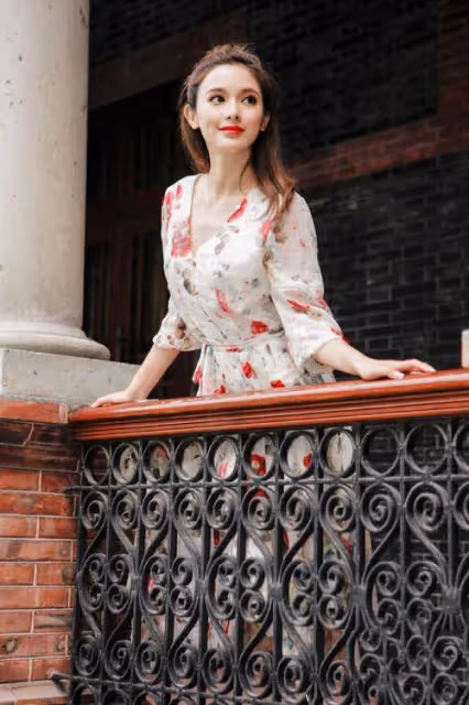 曝90後跨界女星為求資源陪睡高層，整容臉歲數大難紅，彭小苒躺槍