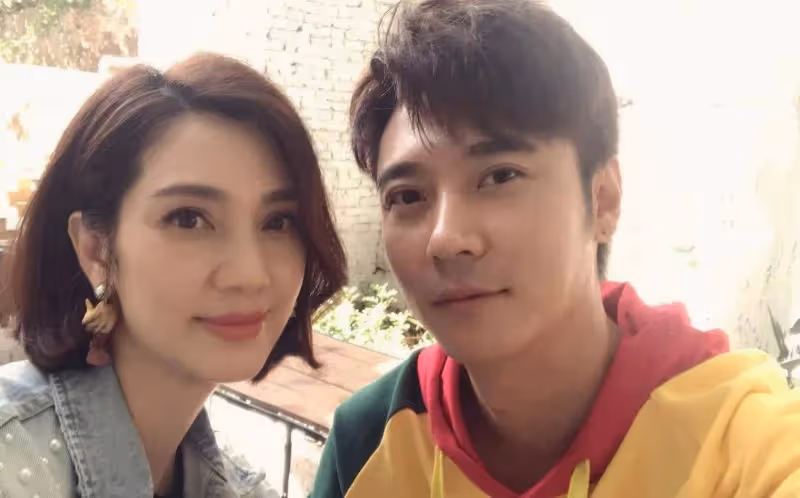 洪欣張丹峰直播，洪欣含情脈脈看張丹峰，就算張丹峰出軌也會原諒